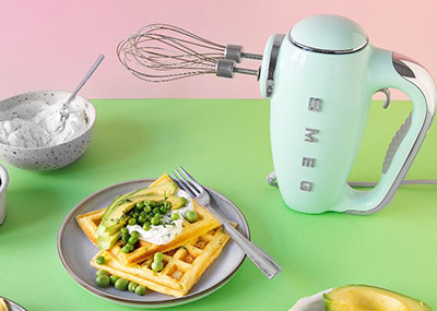 Рецепты SMEG: Пикантные вафли со сливочным сыром, укропом и авокадо